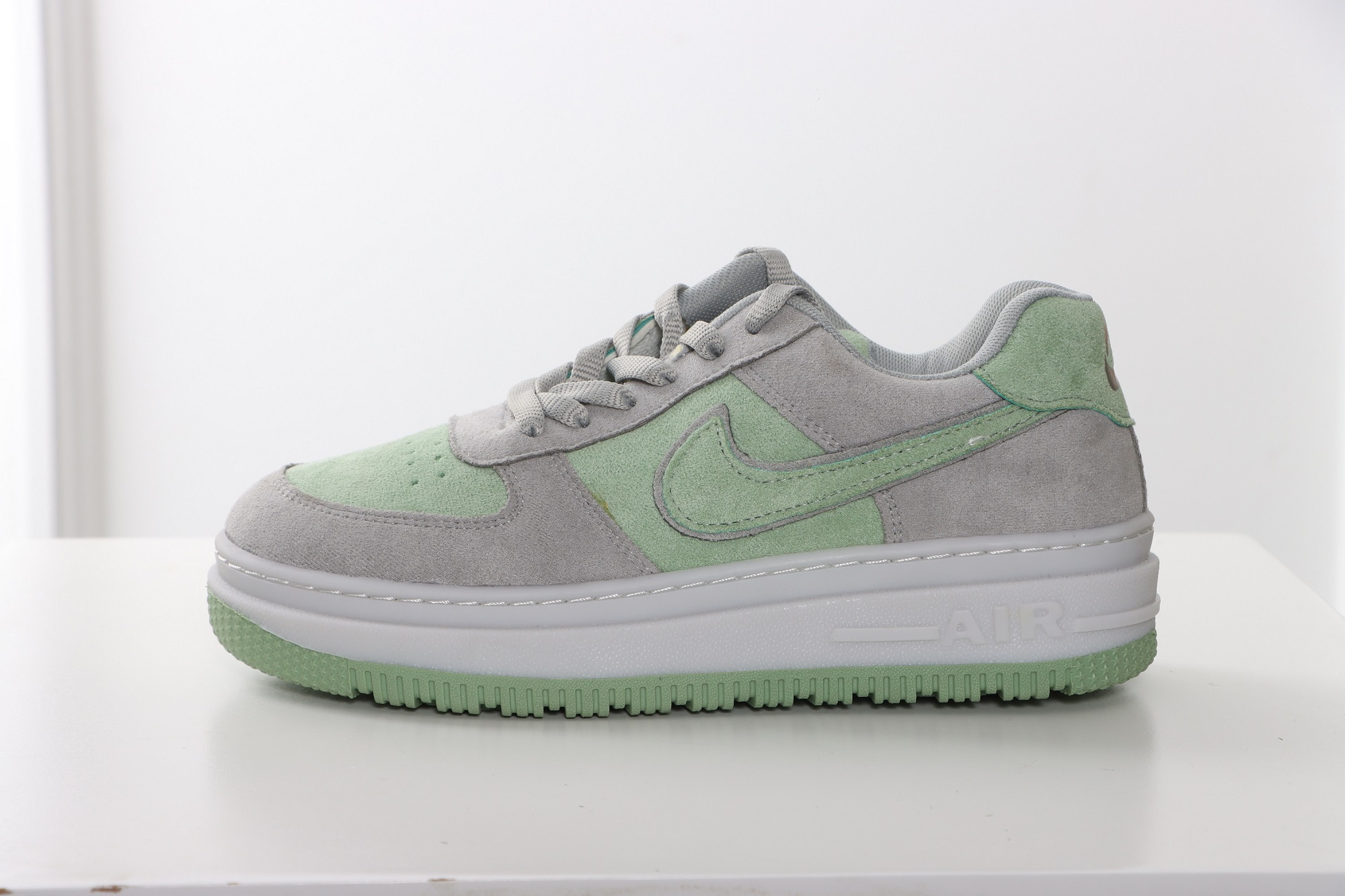 کفش نایک ایرفورس زنانه چرمی با طراحی اسپرت، زیره چندتکه، آستر نانو و دوخت کامل برای دوام و راحتی بیشتر