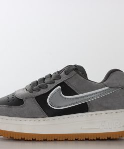 کفش نایک ایرفورس زنانه چرمی با طراحی اسپرت، زیره چندتکه، آستر نانو و دوخت کامل برای دوام و راحتی بیشتر