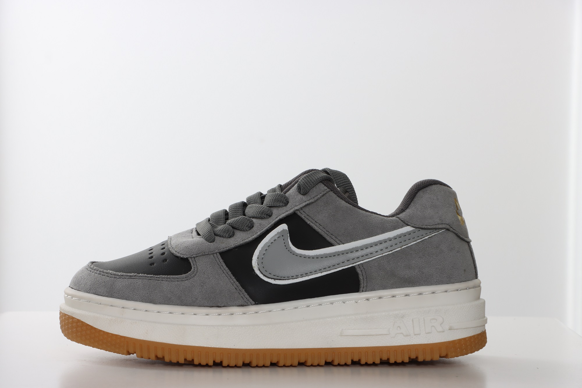 کفش نایک ایرفورس زنانه چرمی با طراحی اسپرت، زیره چندتکه، آستر نانو و دوخت کامل برای دوام و راحتی بیشتر