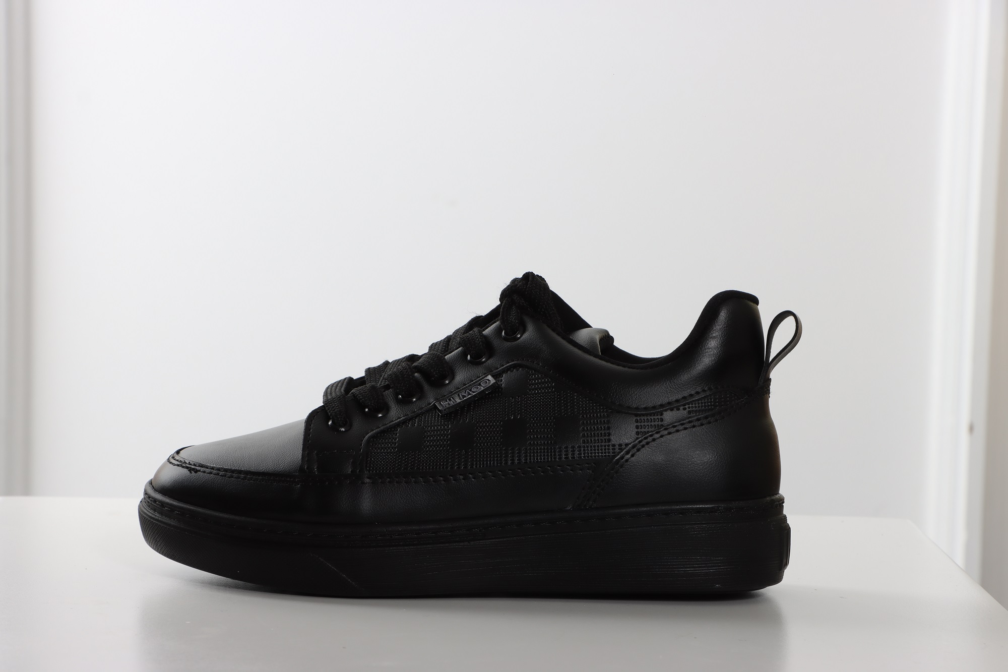 کفش اسپرت زنانه مشکی Hi Mod با زیره PU و رویه واکس‌خور، مناسب استفاده روزمره و طولانی‌مدت