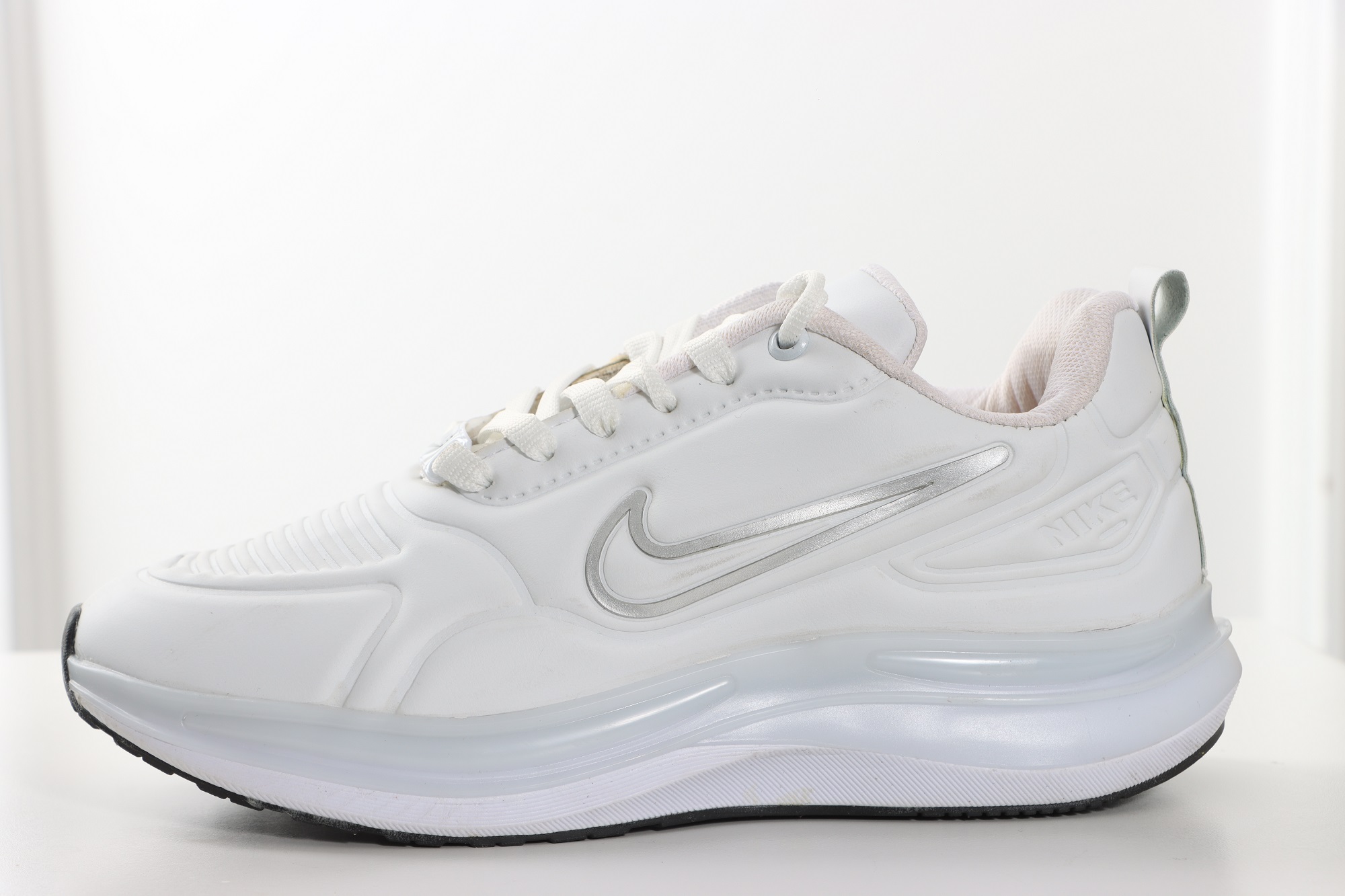 کفش اسپرت سفید طرح نایک با زیره TPU و رویه چرم مصنوعی دوخت‌دار، مناسب پیاده‌روی روزمره