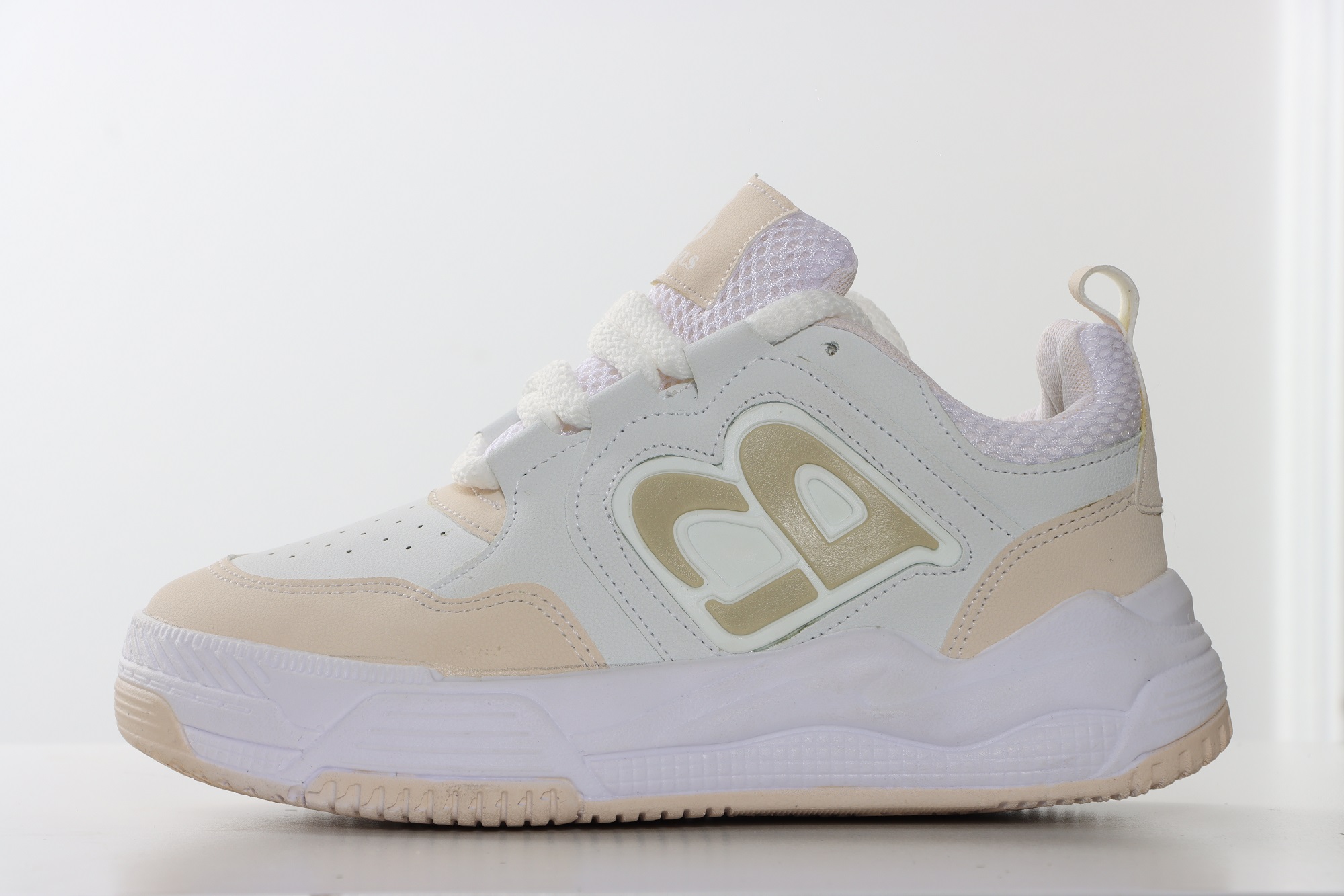 کفش اسپرت زنانه B سفید بنددار با طراحی مدرن، زیره PU سبک و قابل انعطاف، رویه فوم شستشو‌پذیر و دوخت کامل زیره