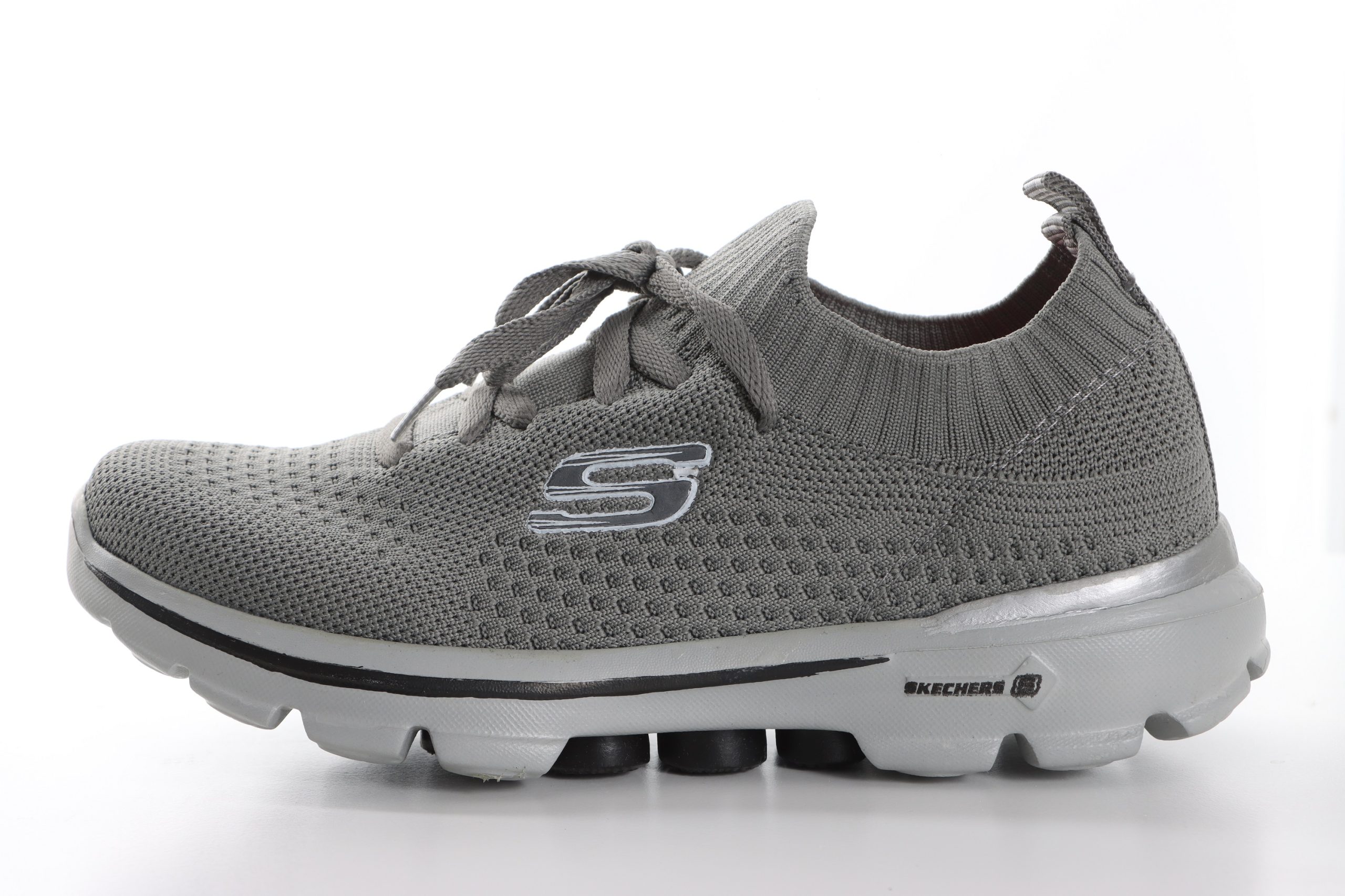 کفش اسکیچرز اسپرت مردانه و زنانه با زیره ماساژوری، رویه پارچه کشی، کف‌دوخت و مناسب برای پیاده‌روی روزمره