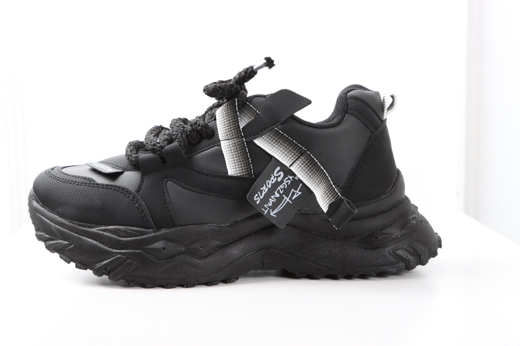 کفش اسپرت زنانه مشکی فشن با بند بافتی و زیره PU، مناسب استایل خیابانی و روزمره