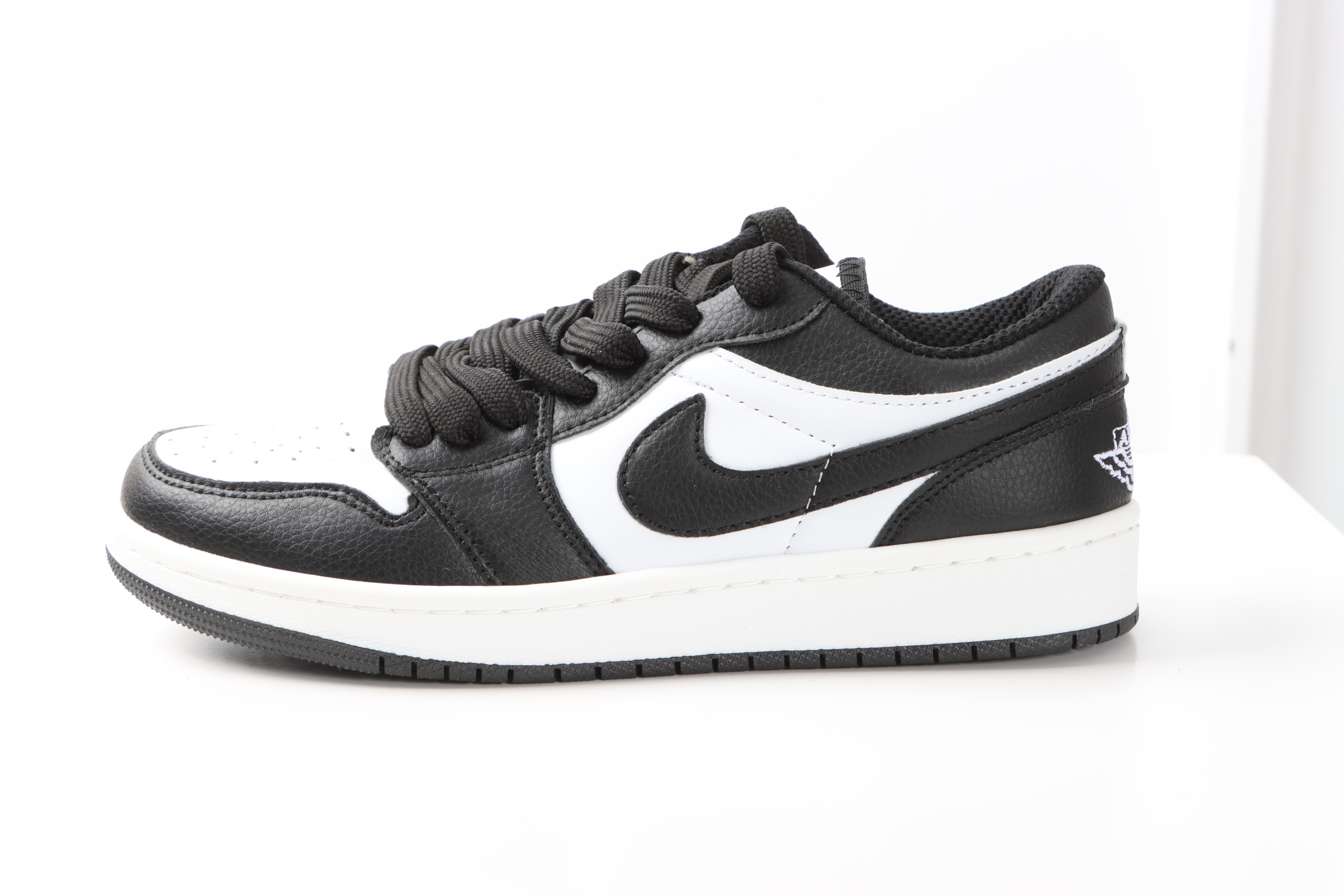 کفش نایک جردن مردانه مشکی سفید با رویه چرم مصنوعی و زیره PU کف‌دوخت، مناسب استایل اسپرت