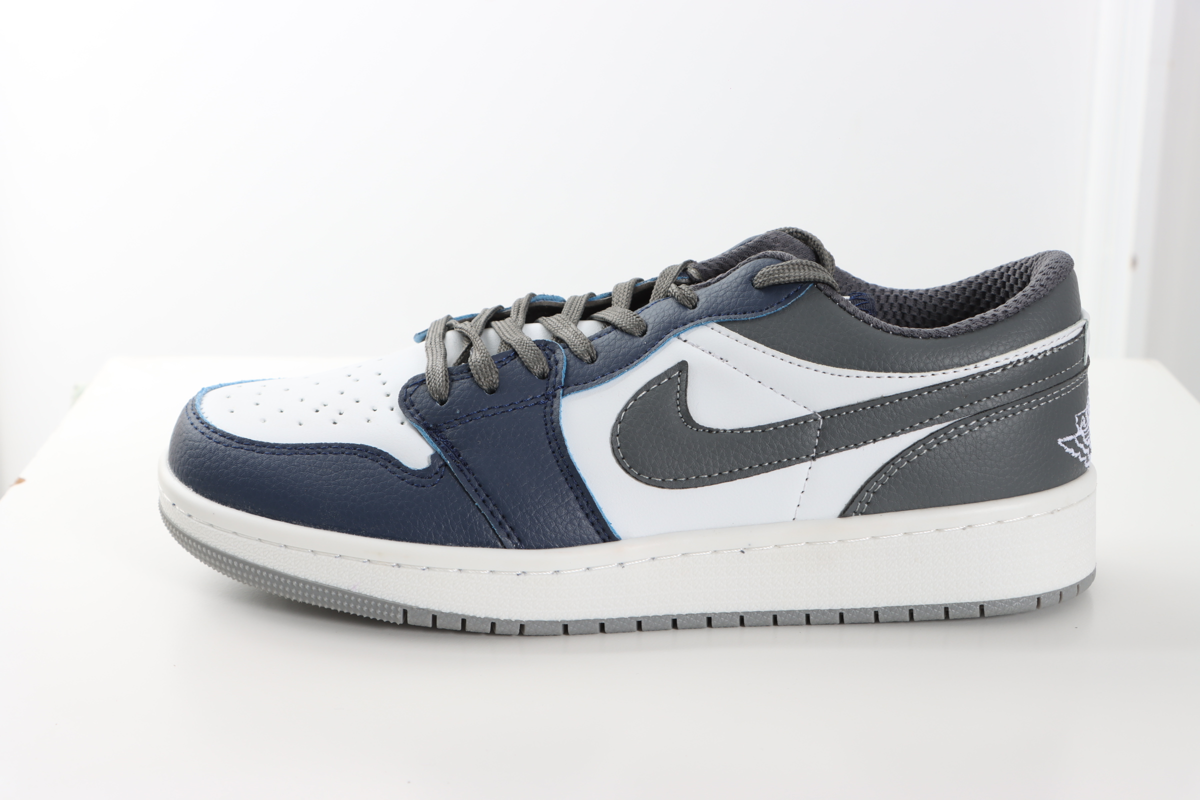 کفش نایک جردن زنانه طوسی سرمه‌ای با زیره PU و کف‌دوخت، طراحی خاص و مناسب استفاده روزمره