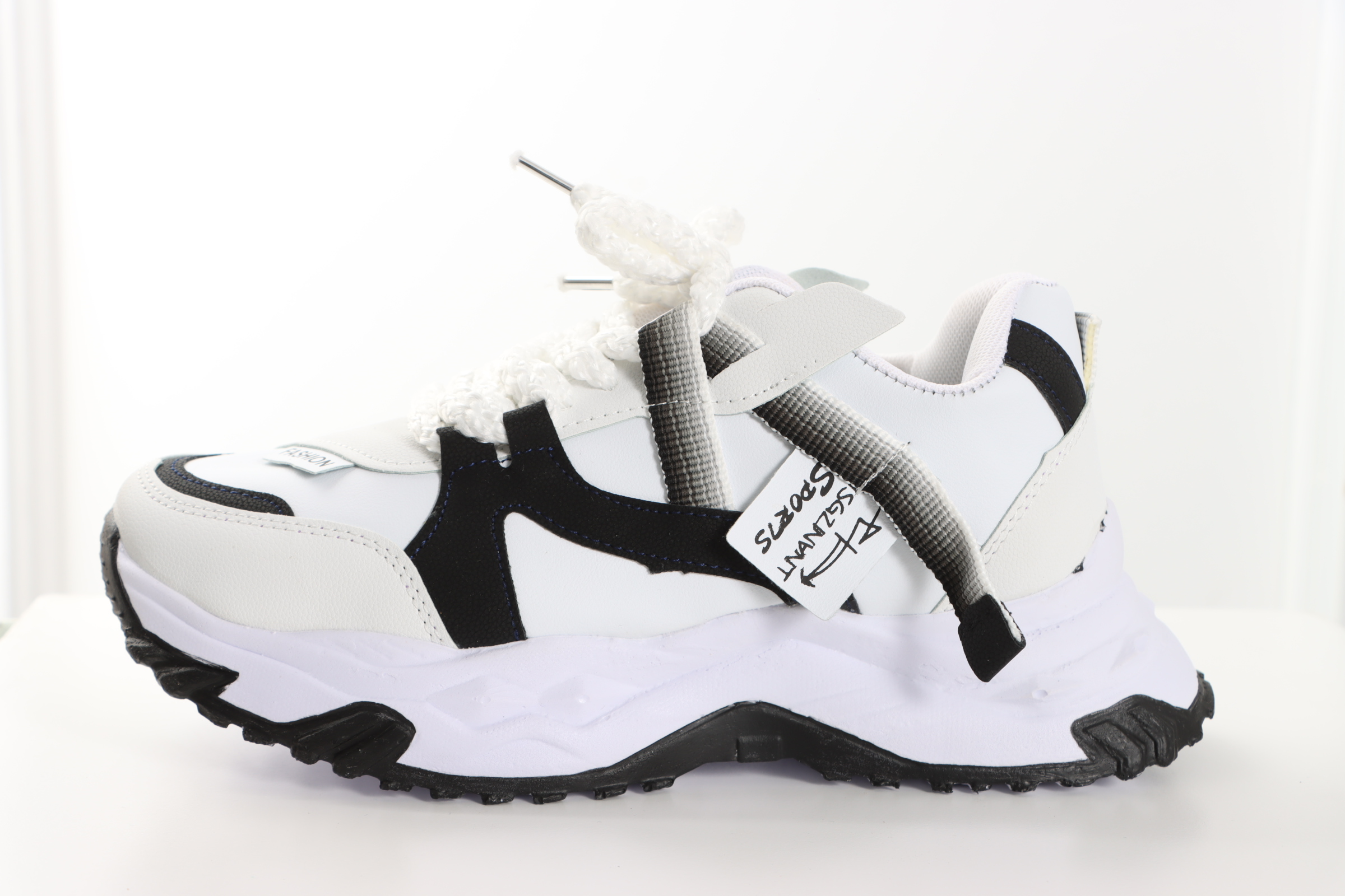 کفش اسپرت زنانه سفید و مشکی با بند بافتی و زیره PU سبک، طراحی فشن و مناسب استفاده روزمره