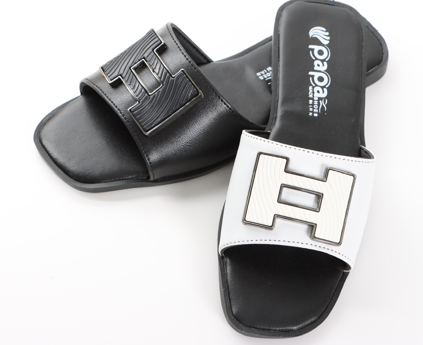 دمپایی زنانه شیک پاپا مدل H با رویه چرم مصنوعی سفید و مشکی و زیره PVC مناسب استفاده روزمره