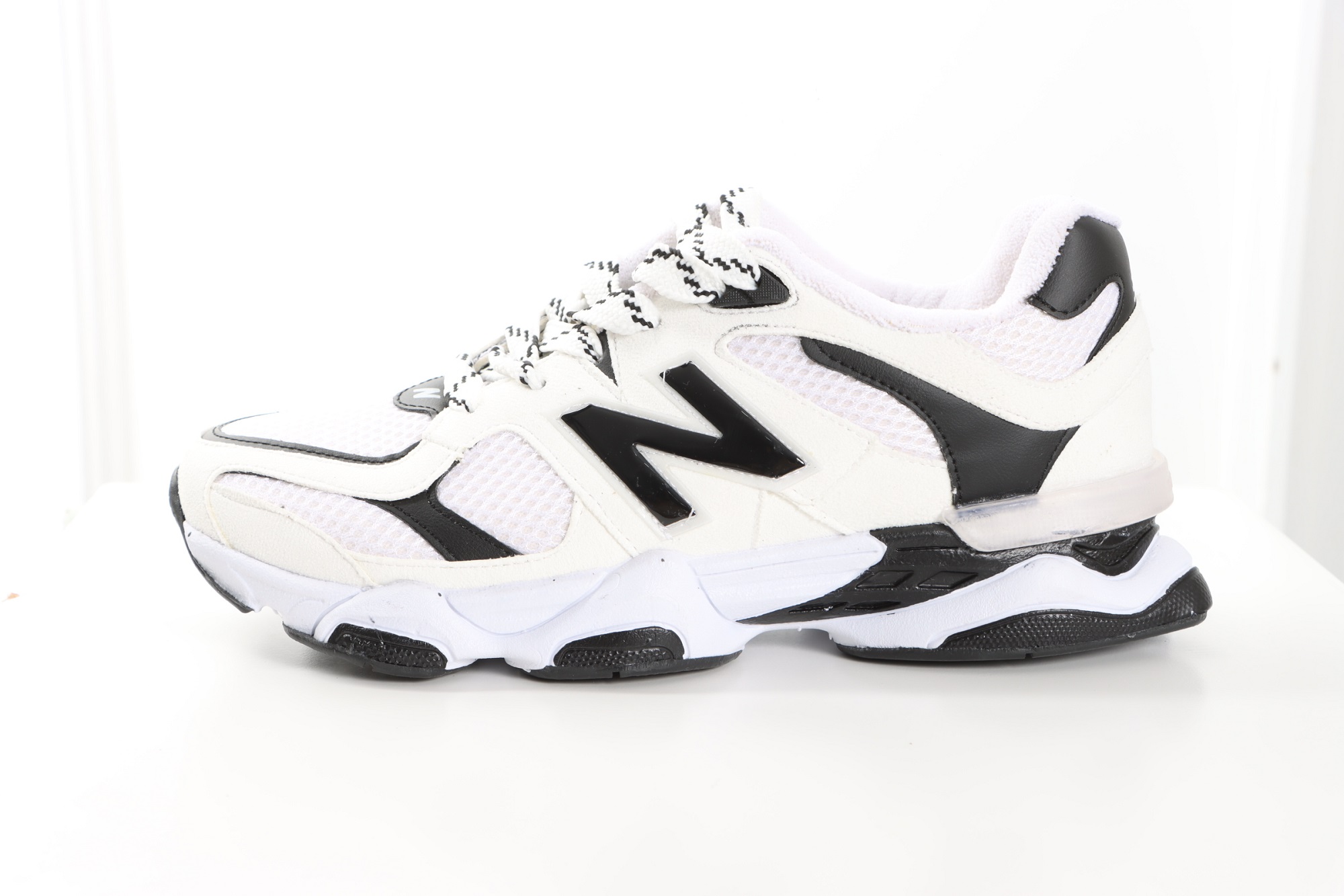 کفش اسپرت مردانه نیوبالانس 9060 سفید با زیره PU نرم و رویه ترکیبی چرم اشبالت و پارچه